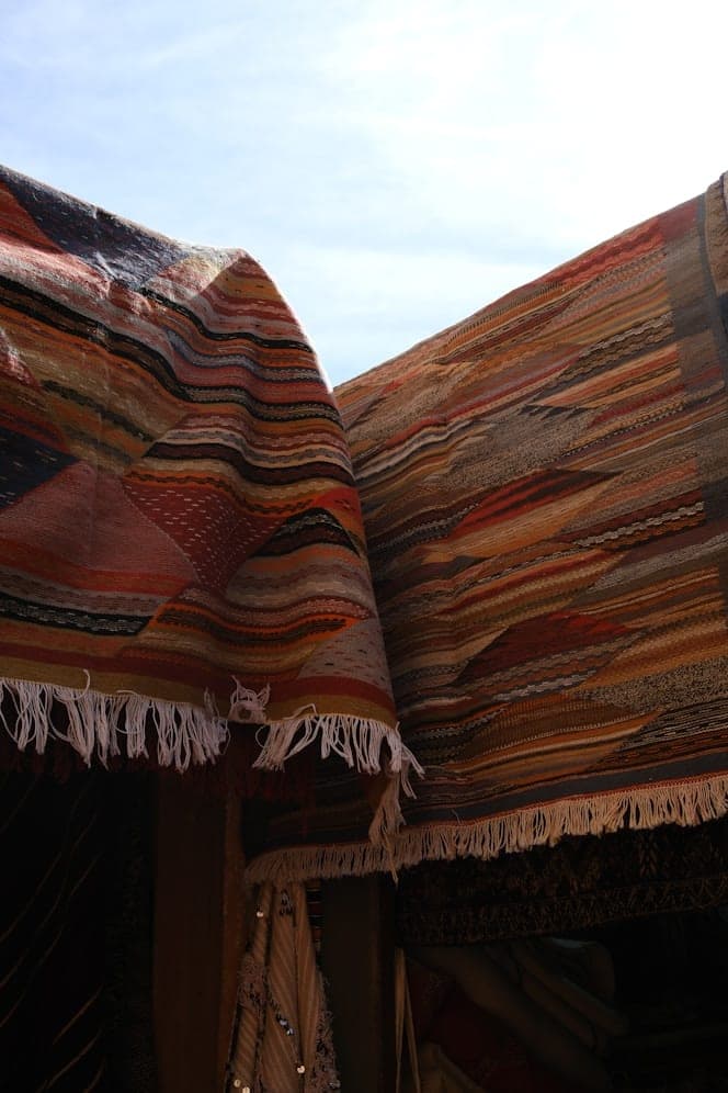 Tapis berberes suspendus dans un souk marocain