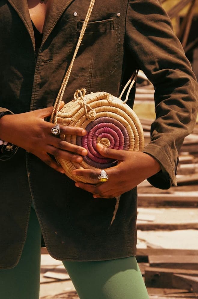 Sac rond tresse porte a l'epaule dans une medina