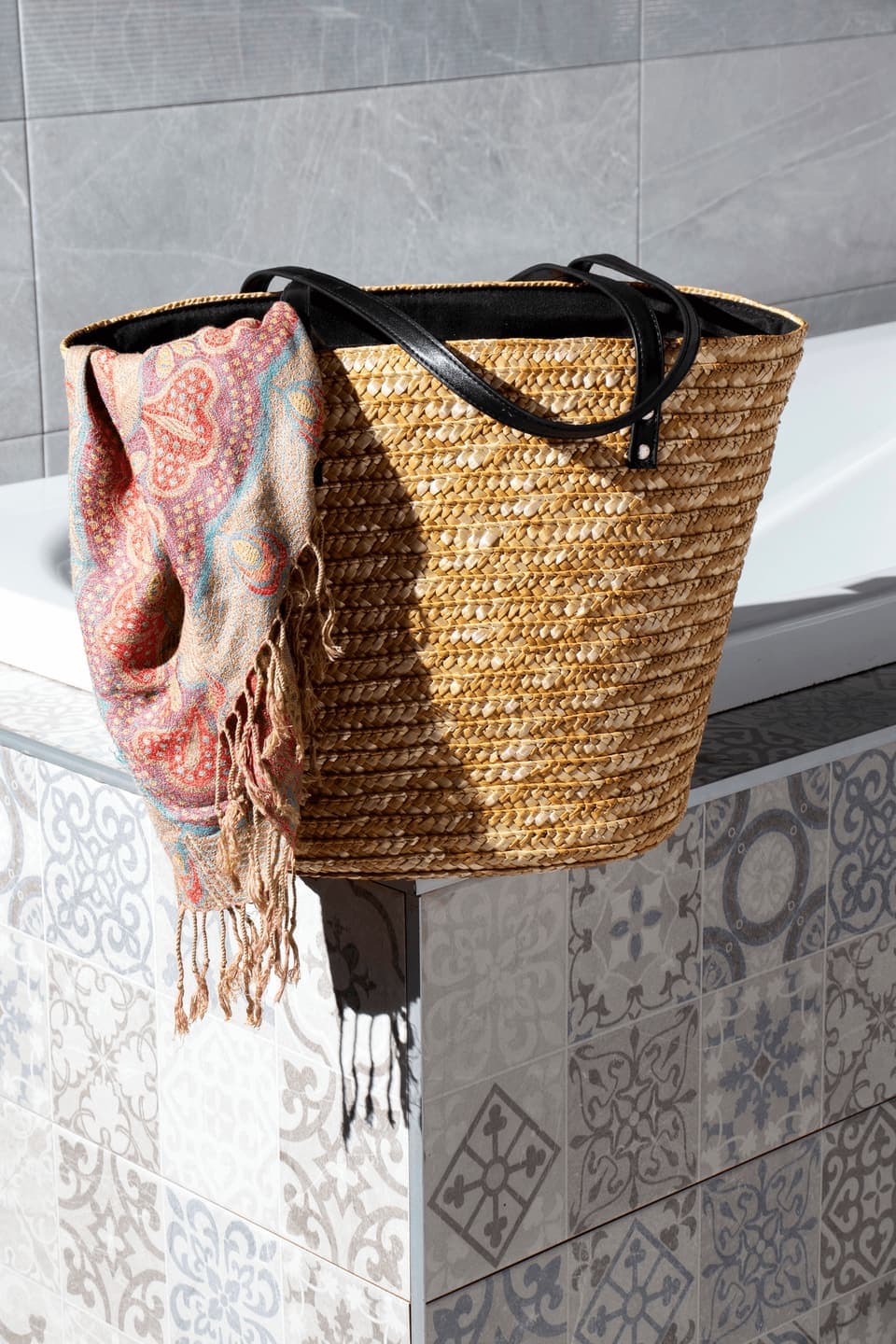 Panier marocain tresse avec anses en cuir et echarpe coloree