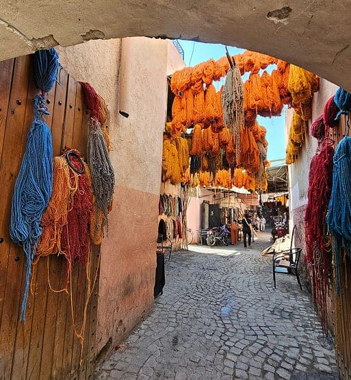 Allee marocaine ornee de fils colores et de textiles artisanaux