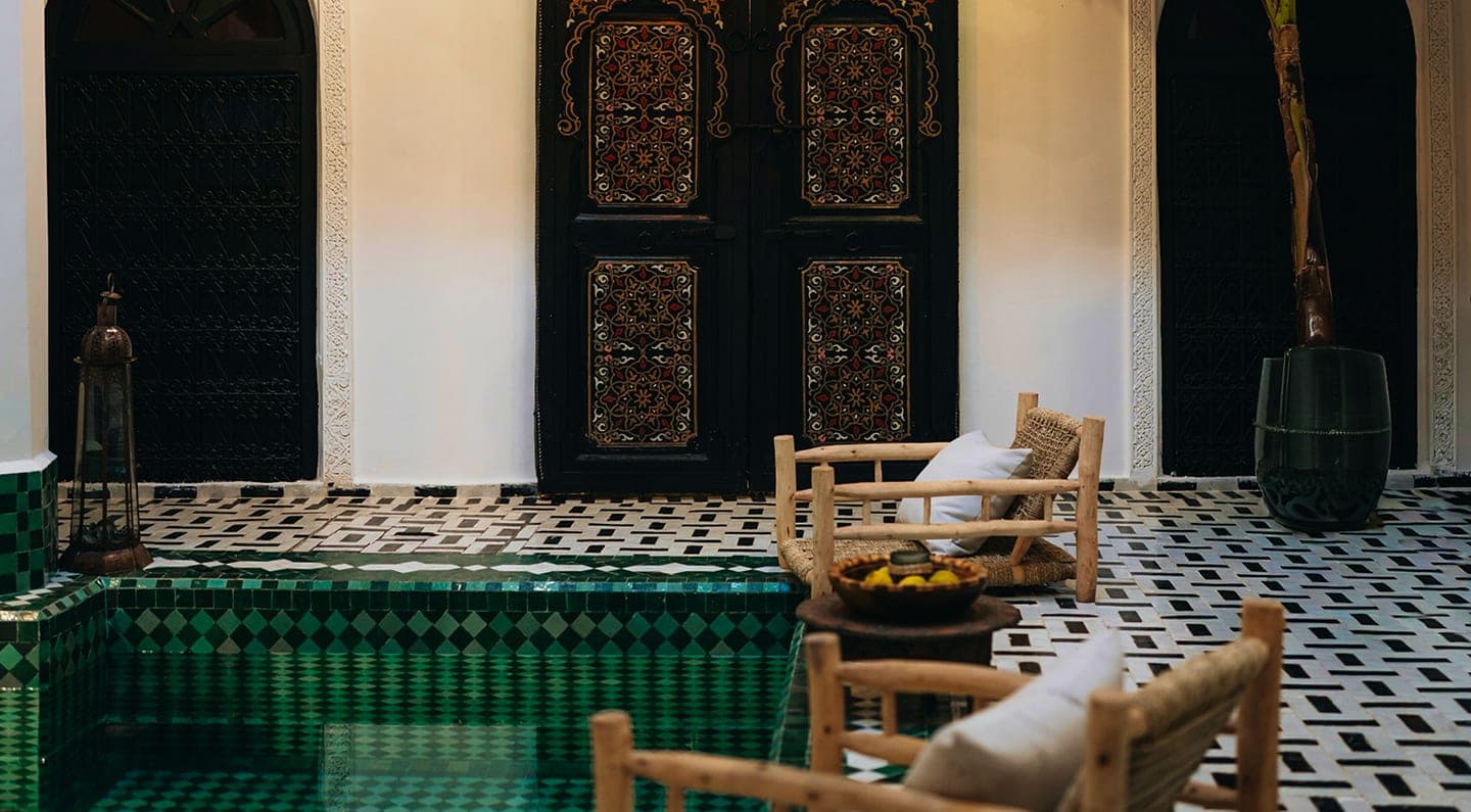 Cour interieure avec des details artisanaux marocains